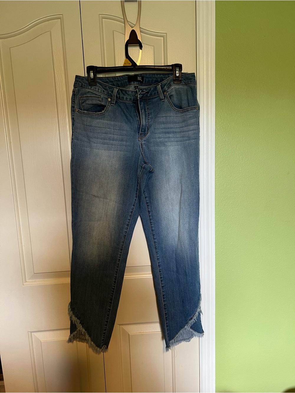 1822 Denim Cropped Ankle Jeans in Classic Blue